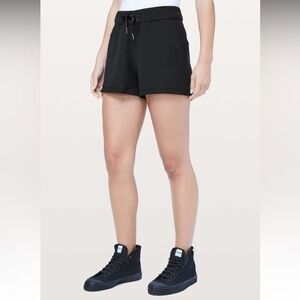 Women’s Lululemon On The Fly Short Woven 2.5” Black Size 6